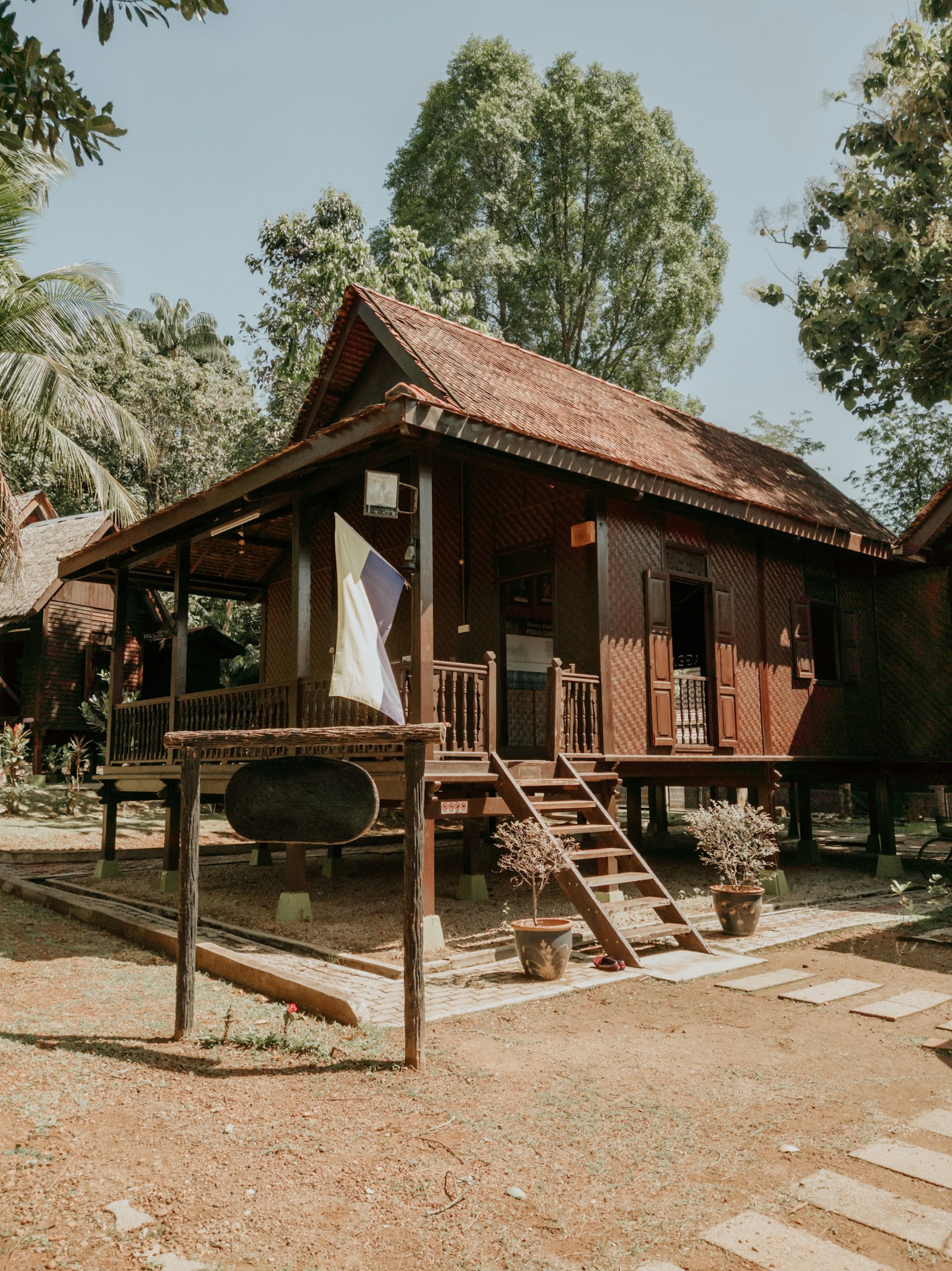 Villas et bungalows écologiques sur pilotis au bord du lac de l'éco-hôtel
